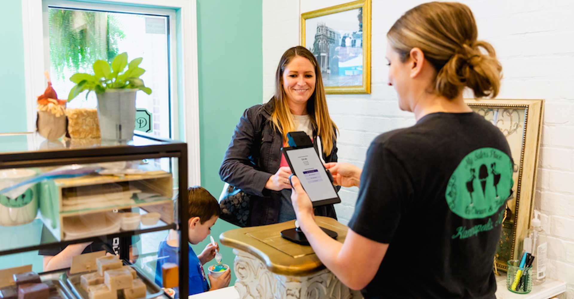 POS Fee Structures: The Difference Between Interchange Plus & Flat-Rate Processing