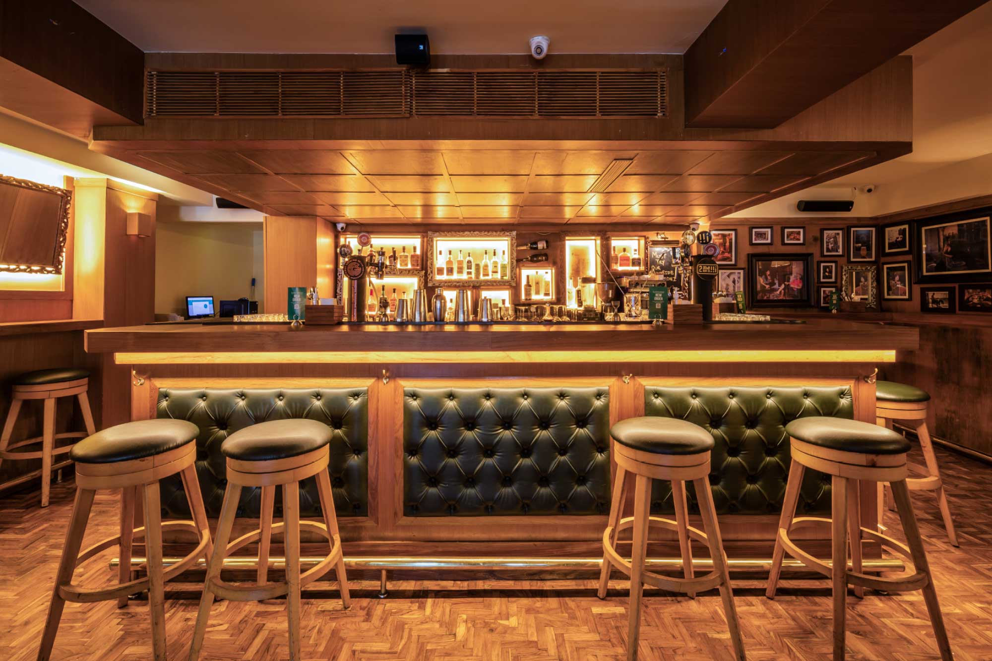 Mumbai’s Woodside Inn Has the Beers and Burgers for Bollywood